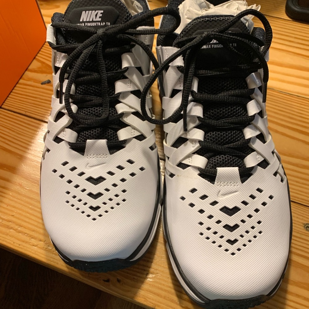 Nike NWT Men's black and white Athletic Shoes